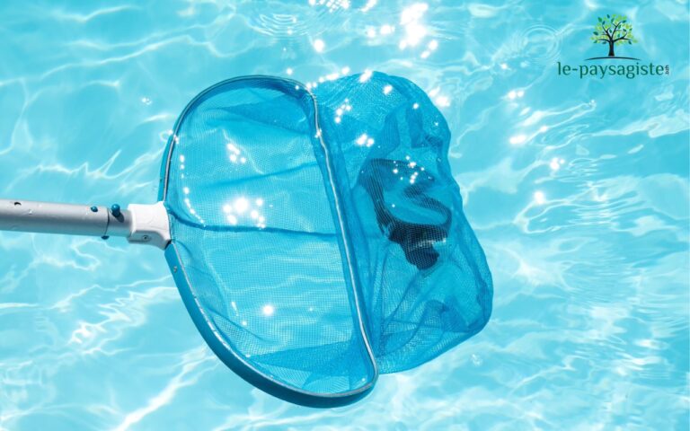 Filet dans l'eau pour aider le filtre à la filtration de l'eau dans une piscine