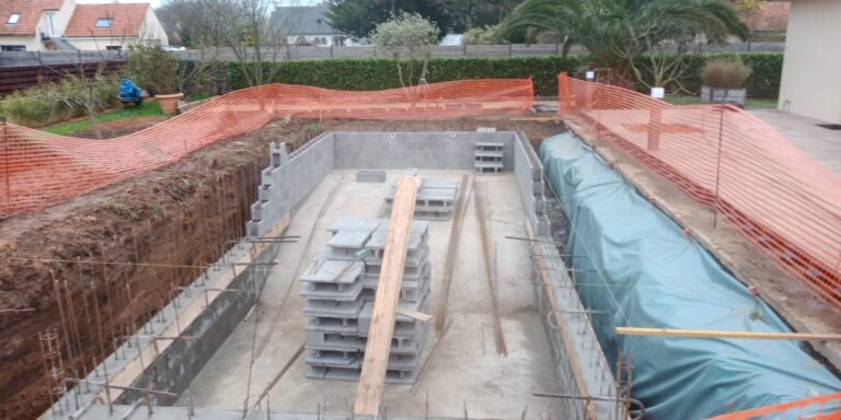 Chantier d'une piscine en cours de construction maçonnée mur en agglos