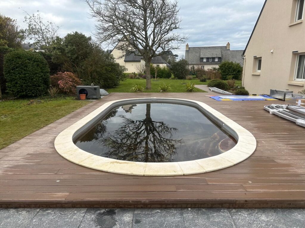 Piscine creusée entourée d’une terrasse en bois