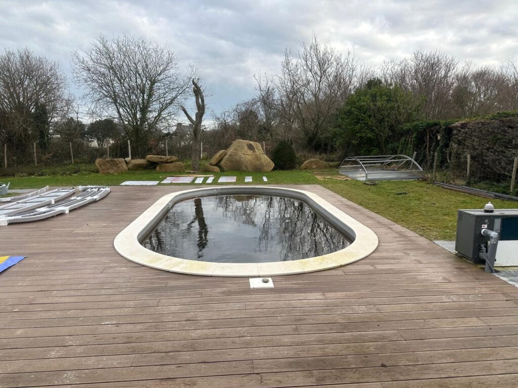 Vue de la piscine avant installation de l’abri