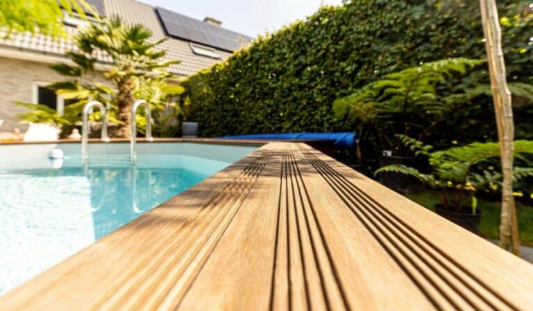 piscine bois de forme octogonale avec structure naturelle