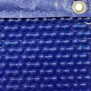 couverture isotherme bleue pour piscine conservant la chaleur et réduisant l’évaporation