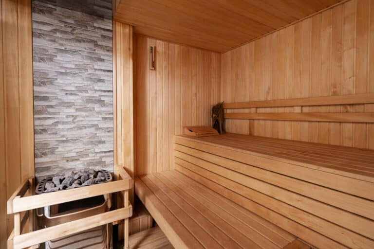 Sauna traditionnel en bois offrant une atmosphère chaleureuse et relaxante propice à la détente