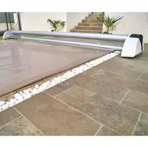 Couverture de sécurité Eden installée sur une piscine extérieure.