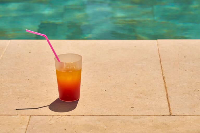 Margelles en grès cérame au bord d’une piscine.