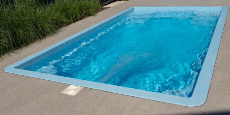 Petite piscine enterrée moderne dans un espace extérieur aménagé.
