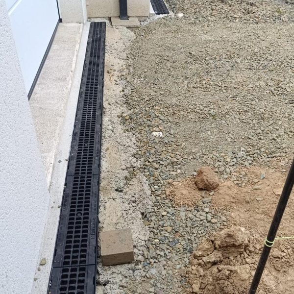 Grille de récupération des eaux pluviales installée devant un garage assurant un drainage efficace et une protection contre les infiltrations