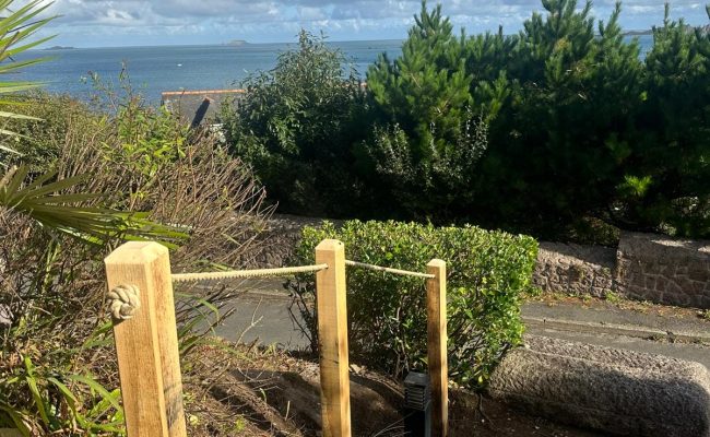 Main courante en bois et corde, combinant élégance rustique et fonctionnalité