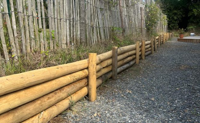 Muret de soubassement en terre et bois alliant solidité et intégration naturelle
