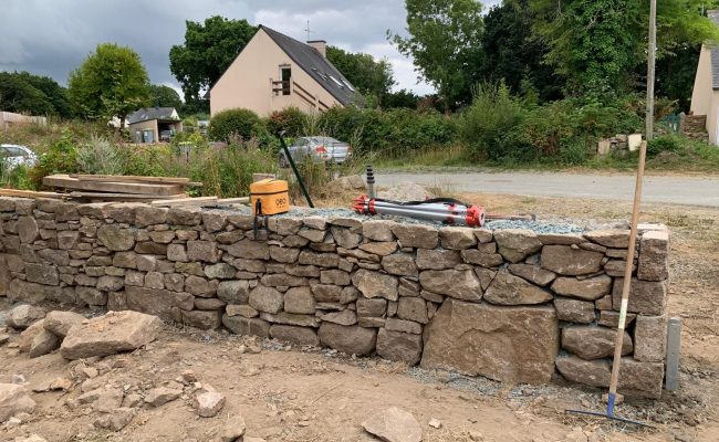 Muret en pierre sèche sur mesure alliant authenticité et solidité pour un aménagement extérieur harmonieux