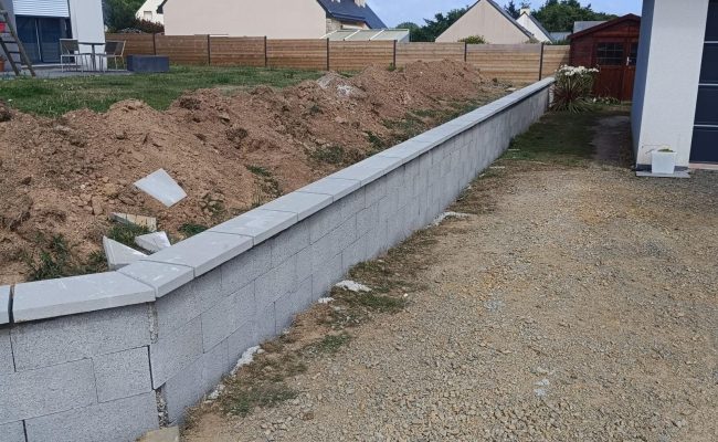 Muret de jardin intégré dans un aménagement paysager extérieur