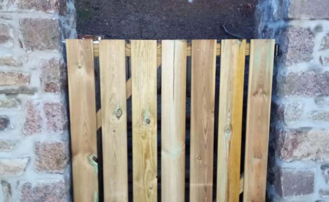 Portillon en bois avec lames verticales combinant élégance et robustesse