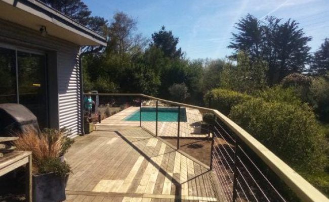 Terrasse en bois rénovée partiellement pour une amélioration esthétique et structurelle