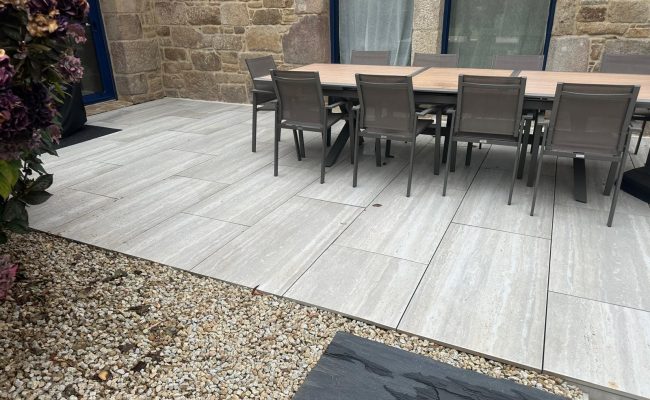 Terrasse en carrelage sur plots offrant une installation stable et esthétique