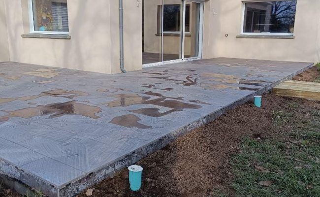 Terrasse finalisée avec des carreaux de carrelage en grès offrant une finition élégante et durable