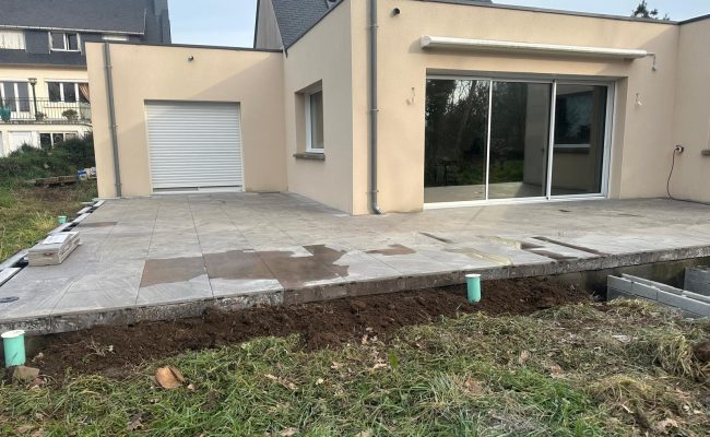 Vue d’ensemble de la terrasse en carrelage mettant en avant son agencement et sa finition soignée